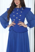 فستان طويل ساتر بكريستالات وحزام جلد للمناسبات