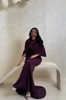 فستان بنفسجي غامق بتفاصيل خرز وتصميم راق