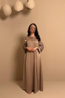 جلابية بيج فاتح بأكمام مطرزة أنيقة