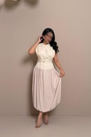 فستان بيج بتصميم ناعم وحزام عند الخصر