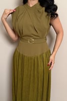 فستان زيتي بتصميم ناعم وحزام عند الخصر