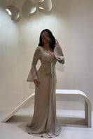 فستان سهرة ذهبي بقصة ضيقة وأكمام لامعة