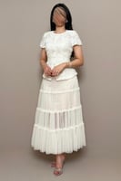 طقم تنورة بيج بطبقات انسيابية بتفاصيل أنثوية راقية