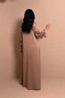 جلابية بيج فاتح بأكمام مطرزة أنيقة