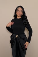 فستان سهرة أسود بقصة خصر أنيقة