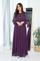 فستان طويل الموف الغامق مرصع بالفصوص اللامعة