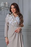 فستان الأناقة الملكية بتفاصيل وردية راقية