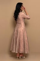 فستان نود أنيق بتفاصيل لامعة