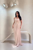 فستان أوف وايت فاتح بتصميم مكسر بدون أكمام