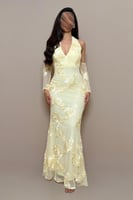 فستان اصفر بتطريزات بارزة وقصة أنثوي