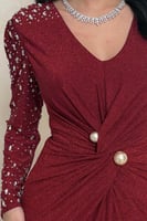 فستان أحمر بلمعة ناعمة وأكمام مطرّزة بفصوص براقة