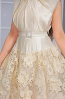 فستان فاخر أنيق يجمع بين الفخامة والرقي