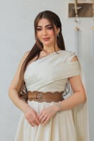 فستان كتان راقٍ بكتف مكشوف وقصة غير متماثلة