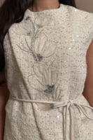 طقم سكري بتصميم أنثوي انسيابي وتفاصيل زهرية ناعمة