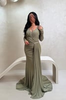 فستان اخضر بتصميم لف وتفاصيل خرز ناعمة