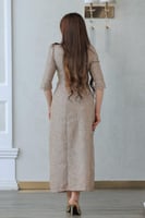 فستان أنيق مزخرف بتطريزات ناعمة