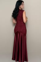 فستان عنابي بقصة رسمية أنيقة