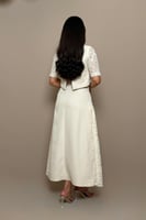 فستان سكري بطبقة تل مطرزة بالترتر قصيرة وتفاصيل جا...