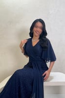 فستان سهرة كحلي براق بقصّة ملفوفة وأكمام شيفون