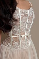 فستان دانتيل بيج بتفاصيل ناعم