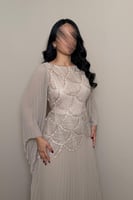 فستان بيج أنيق بتطريز لامع وقصة راقية