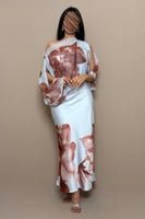 فستان سماوي بطبعات فنية مع شيفون انسيابي