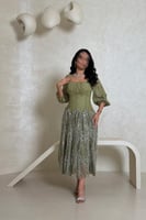 فستان زيتي دانتيل مطرز بتفاصيل لامعة وأكمام منفوخة