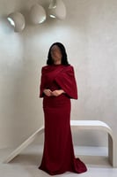 فستان أحمر مطرز بتفاصيل فاخرة مع جاكيت أنيق