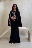 فستان أسود بتطريز زهور أنيق