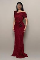 فستان سهرة دانتيل احمر بكسرات جانبية وورود بارزة