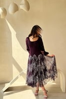 فستان بنفسجي مطرز بتفاصيل لامعة وأكمام منفوخة