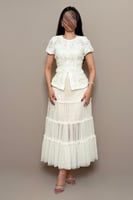 طقم تنورة بيج بطبقات انسيابية بتفاصيل أنثوية راقية