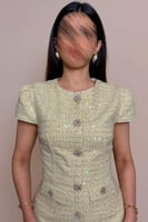 طقم تنورة وبلوزه اصفر بتفاصيل انيقة