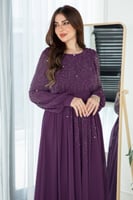 فستان طويل الموف الغامق مرصع بالفصوص اللامعة