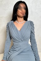 فستان سهرة سماوي بكم طويل مطرز بالخرز