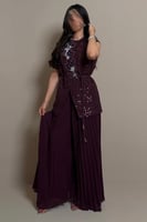 طقم بنفسجي بتصميم أنثوي انسيابي وتفاصيل زهرية ناعم...