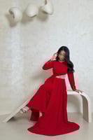 فستان أحمر مطرز بفصوص لامعة وأكمام طويلة