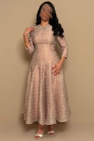 فستان نود أنيق بتفاصيل لامعة