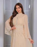 فستان بنفسجي مطرز بتصميم ملكي وأكمام واسعة