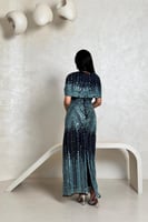 فستان تركوازي مطرّز بالترتر مع قطعة فخمة