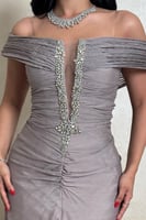 فستان رمادي موف لامع بتصميم أوف شولدر وتفاصيل فاخر...
