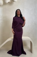 فستان بنفسجي غامق بتفاصيل خرز وتصميم راق