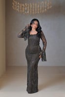 فستان زيتي غامق مطرز بالكامل بتصميم أنيق