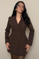 فستان بني بتصميم رسمي وقصة أنيقة