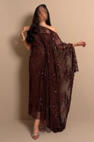 جلابية بني غامق أنيقة بتفاصيل راقية وقصة انسيابية