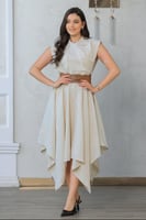 فستان كتان ميد على تطريز بصدر