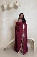 فستان سهرة عنابي مطرز بالخرز مع أكمام شيفون واسعة