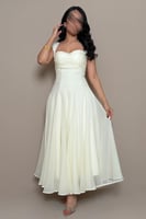 فستان اوف وايت بقصة كورسيه وانسيابية راقية من مليح...