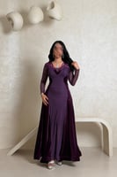 فستان بنفسجي مخملي بتصميم ضيّق وانسيابية فاخرة