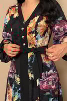 فستان أسود مشجّر بقصة أنثوية وحزام خصر أنيق